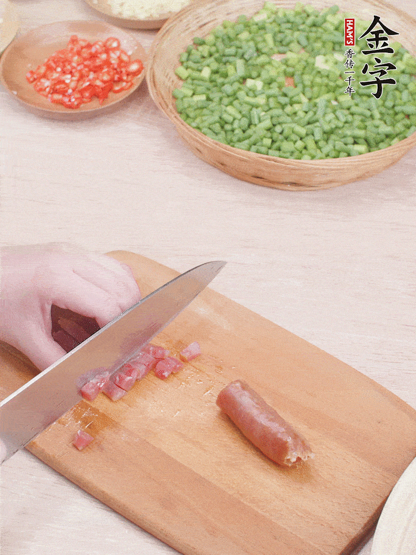 非凡娱乐
香肠煮熟，切丁。