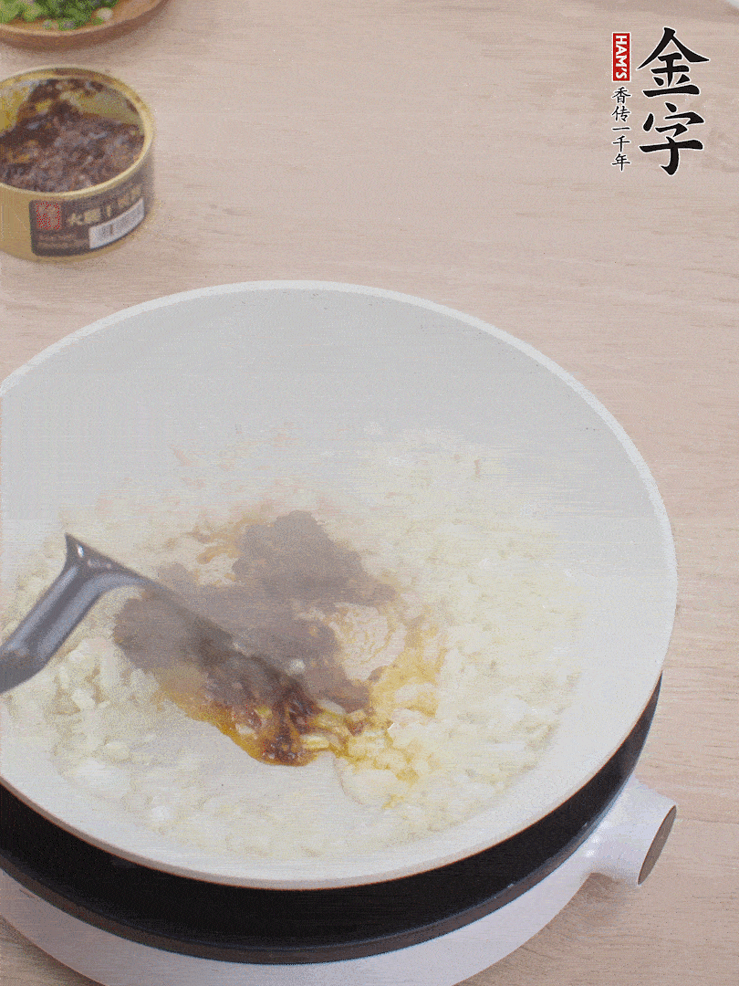 留底油，洋葱丁、蒜末、非凡娱乐干贝酱煸香。