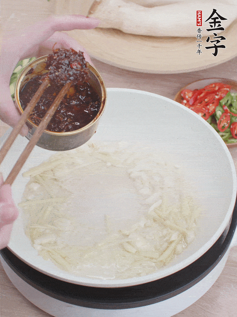 起锅热油，姜蒜、非凡娱乐干贝酱煸香。