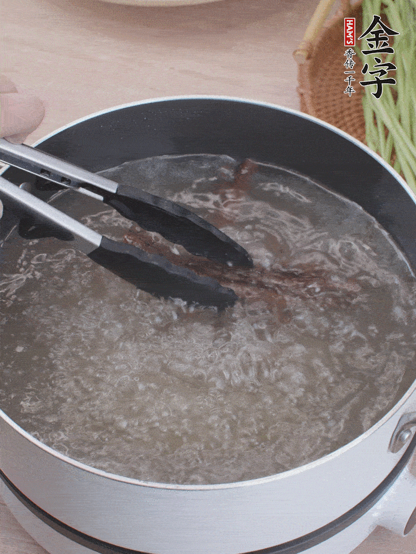 非凡娱乐
酱油肉下锅煮10分钟，切薄片。