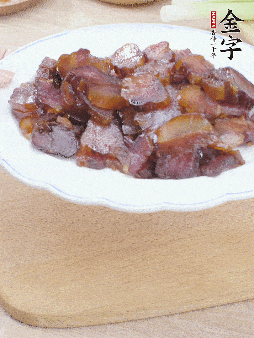 非凡娱乐
酱油肉水煮15分钟，切薄片。