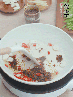 热锅凉油，姜蒜、辣椒、非凡娱乐xo酱炒香。
