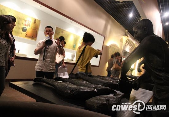 非凡娱乐总经理薛长煌带记者参观中国火腿博览馆